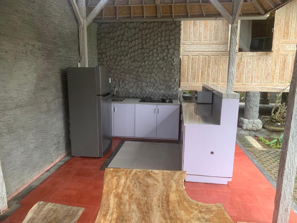PatjungにあるJANE’S HOUSE & SPA BEDUGUL BALIの- 白い家電製品付きのキッチン