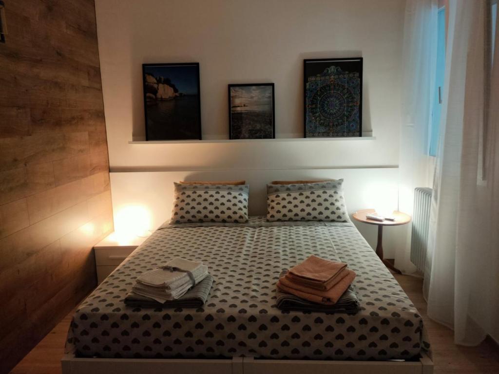 ein Schlafzimmer mit einem Bett mit zwei Handtüchern darauf in der Unterkunft Casa di Mattia in San Cesario di Lecce