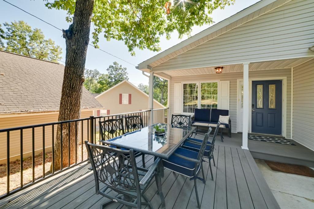 una terraza con mesa y sillas. en Waterfront Gilbertsville Retreat on Kentucky Lake!, en Gilbertsville