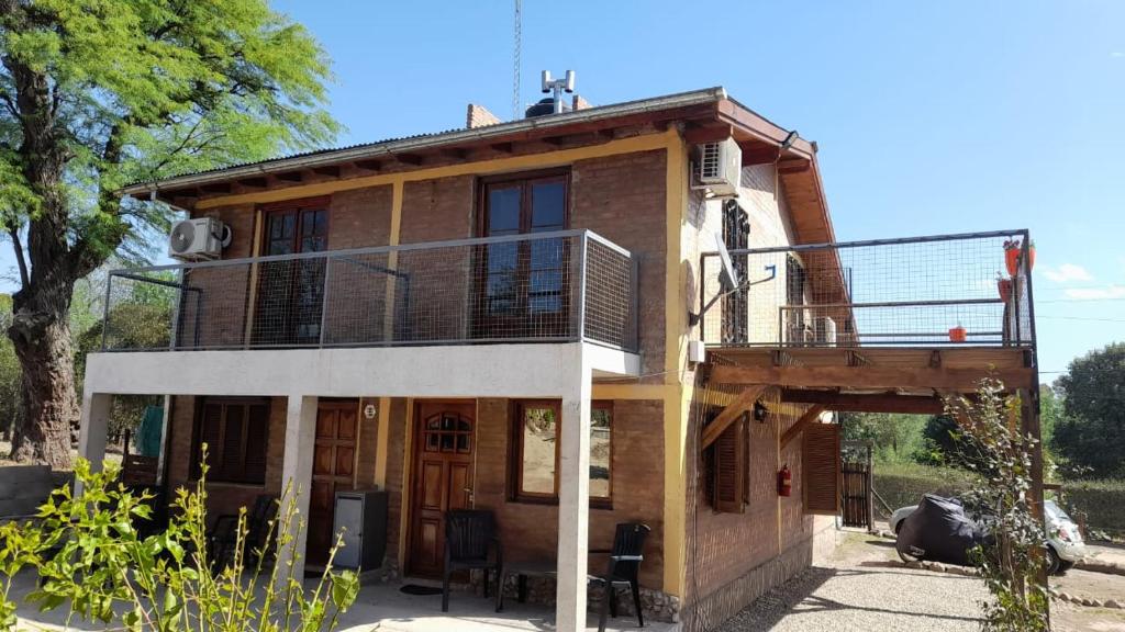 dom z balkonem na górze w obiekcie POSADA LAS MARGARITAS w mieście Santa Rosa de Calamuchita