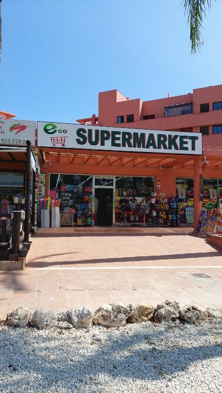 Supermarket alebo iný obchod pri apartmáne alebo v okolí