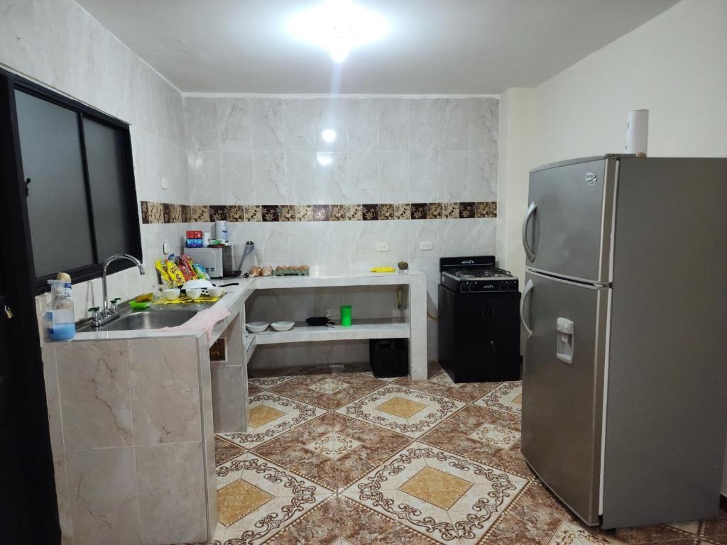a kitchen with a sink and a refrigerator at apartamento para turistas Solangel in San Gil