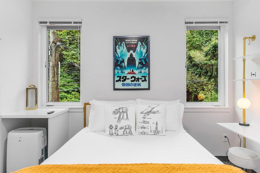 - une chambre blanche avec un lit et un lit à baldaquin dans l'établissement Darth Vader's Death Star Suite, à Seattle