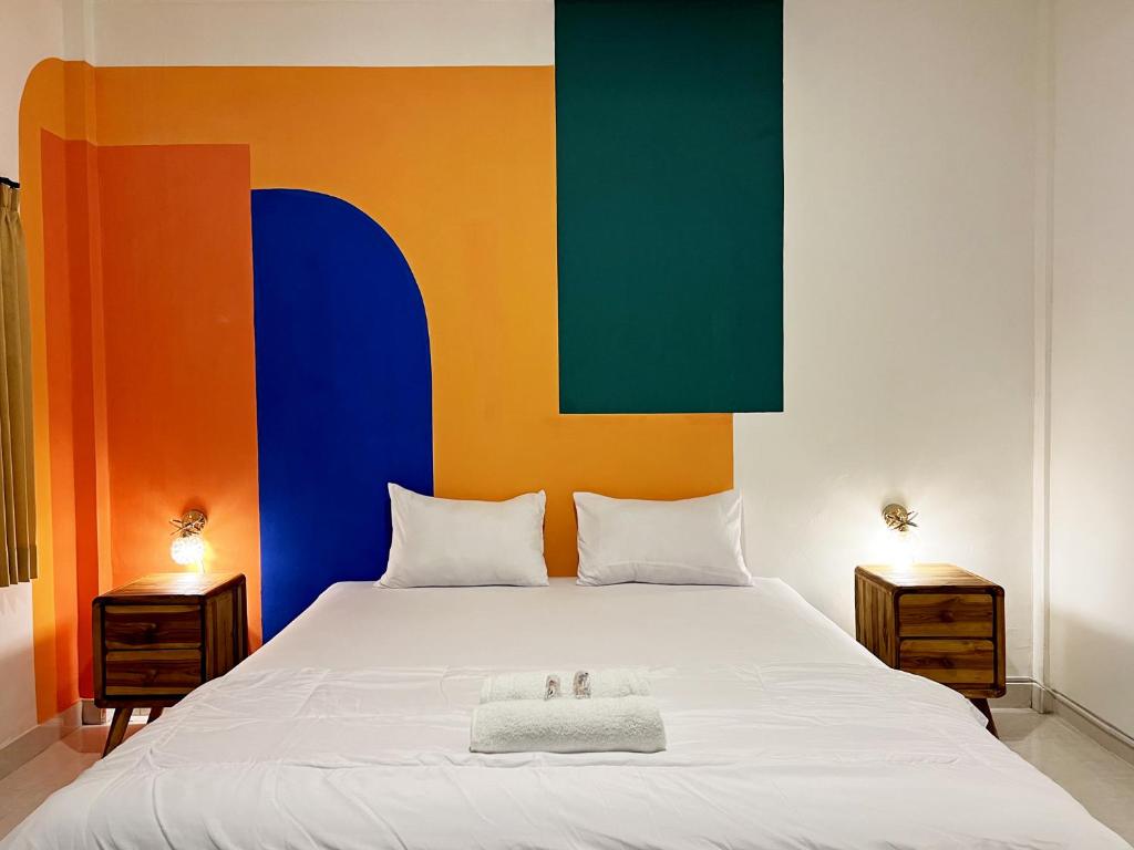 una camera con un grande letto con testiera colorata di Villaok a Kuta