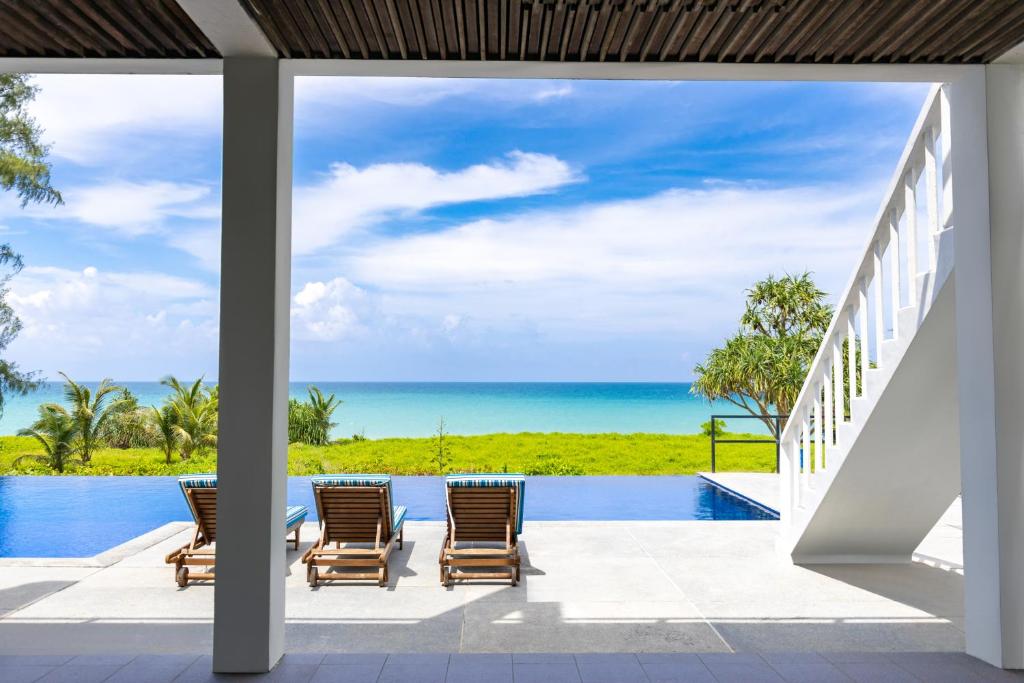 a view of the ocean from the patio of a villa at 8卧沙滩别墅 3女佣 每日清洁 靠近机场 私人泳池 免费用车 健身房 in Phuket Town