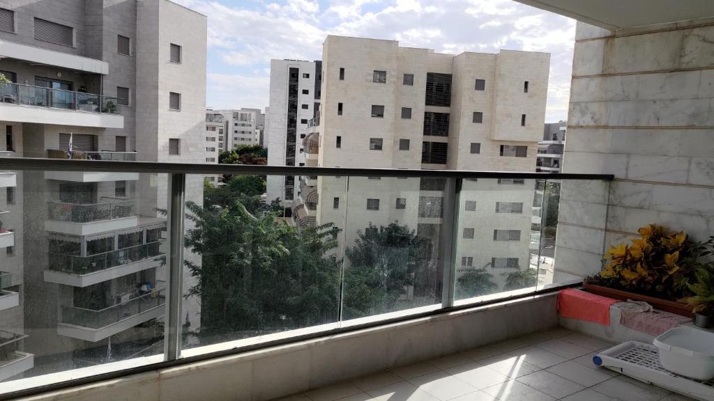 un balcone con vista sugli edifici di Green Park a Hadera