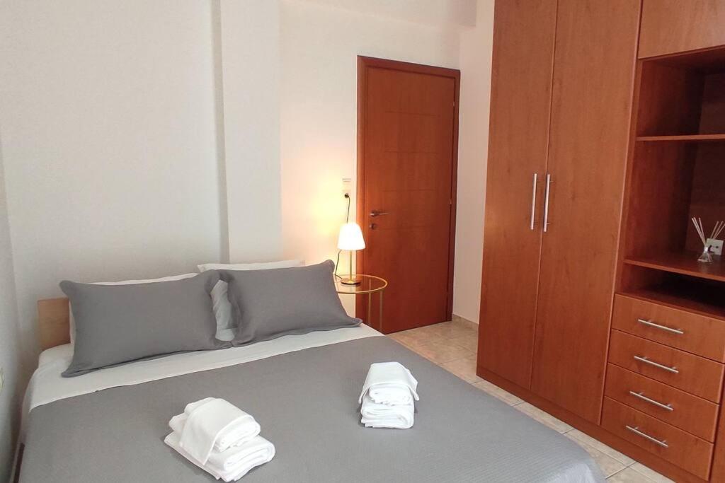 a bedroom with a bed with two towels on it at Διαμέρισμα ιδανικό για εξορμήσεις in Eleoúsa