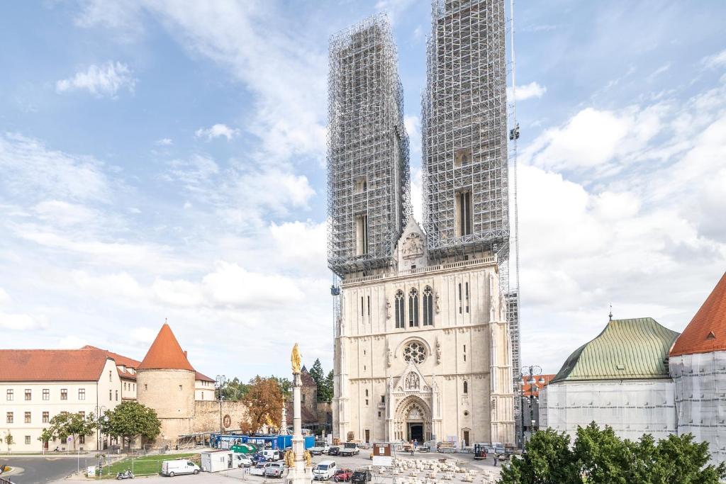 une cathédrale avec deux hautes tours dans une ville dans l'établissement Apartman Kaptol, à Zagreb