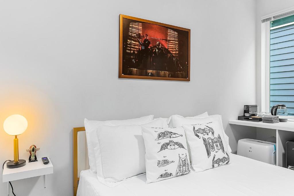 Postel nebo postele na pokoji v ubytování Bobba Fett's Carbonite Suite