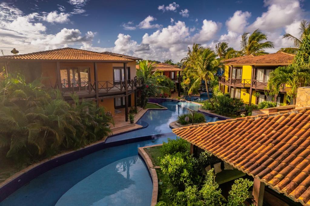 uma vista aérea de um resort com uma piscina em Domus Villas em Pipa
