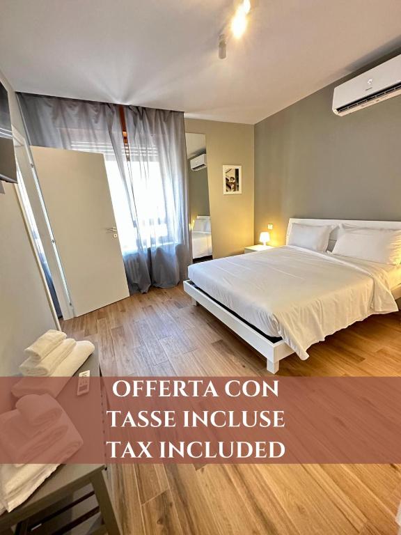 sypialnia z dużym łóżkiem i dużym oknem w obiekcie HH Hermoso Housing ALESSANDRIA w mieście Alessandria