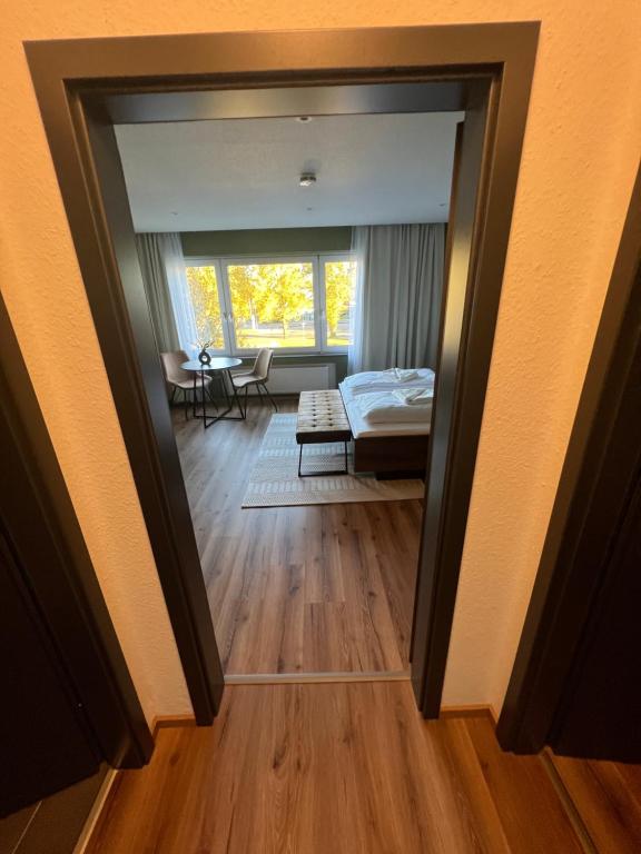 Postel nebo postele na pokoji v ubytování Gemütliches Studio im Stadtkern mit Kanalblick