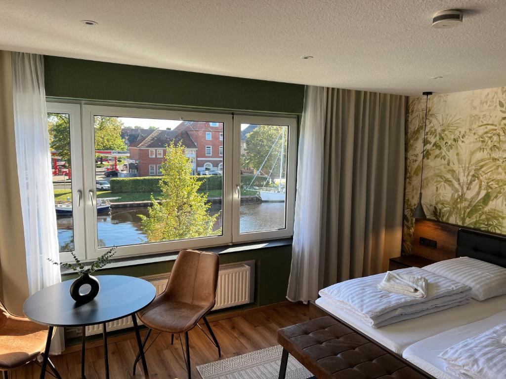 Postel nebo postele na pokoji v ubytování Gemütliches Studio im Stadtkern mit Kanalblick