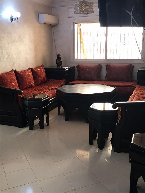 - un salon avec un canapé et une table dans l'établissement Tanja baliya, à Tanger