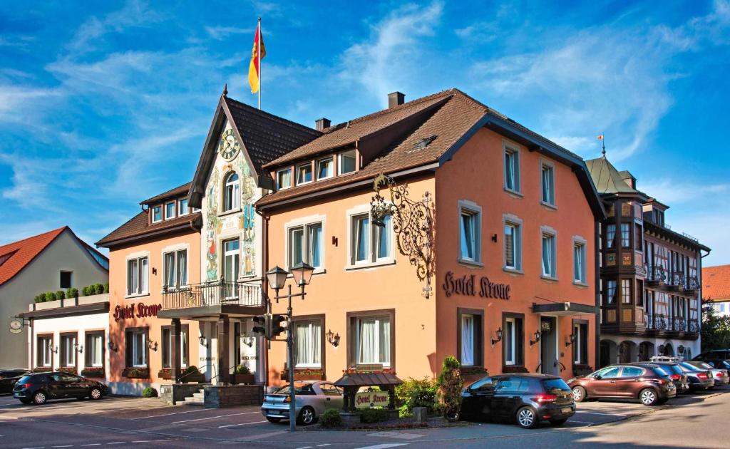 un edificio con auto parcheggiate in un parcheggio di Hotel Krone a Rielasingen-Worblingen
