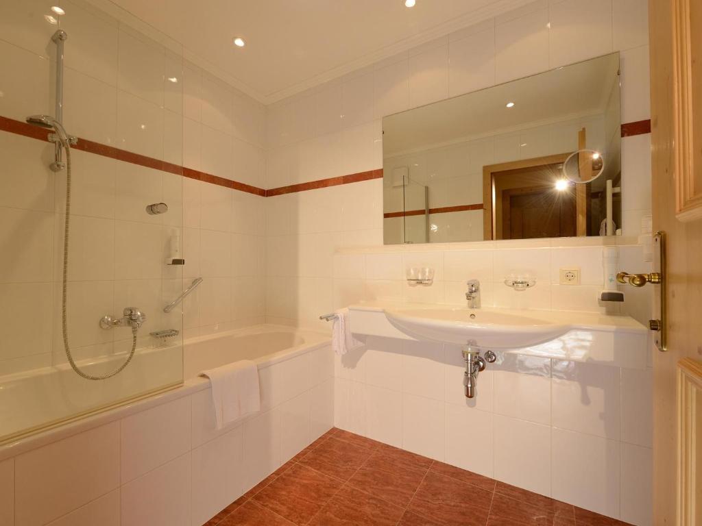 Koupelna v ubytování Hotel Neue Post