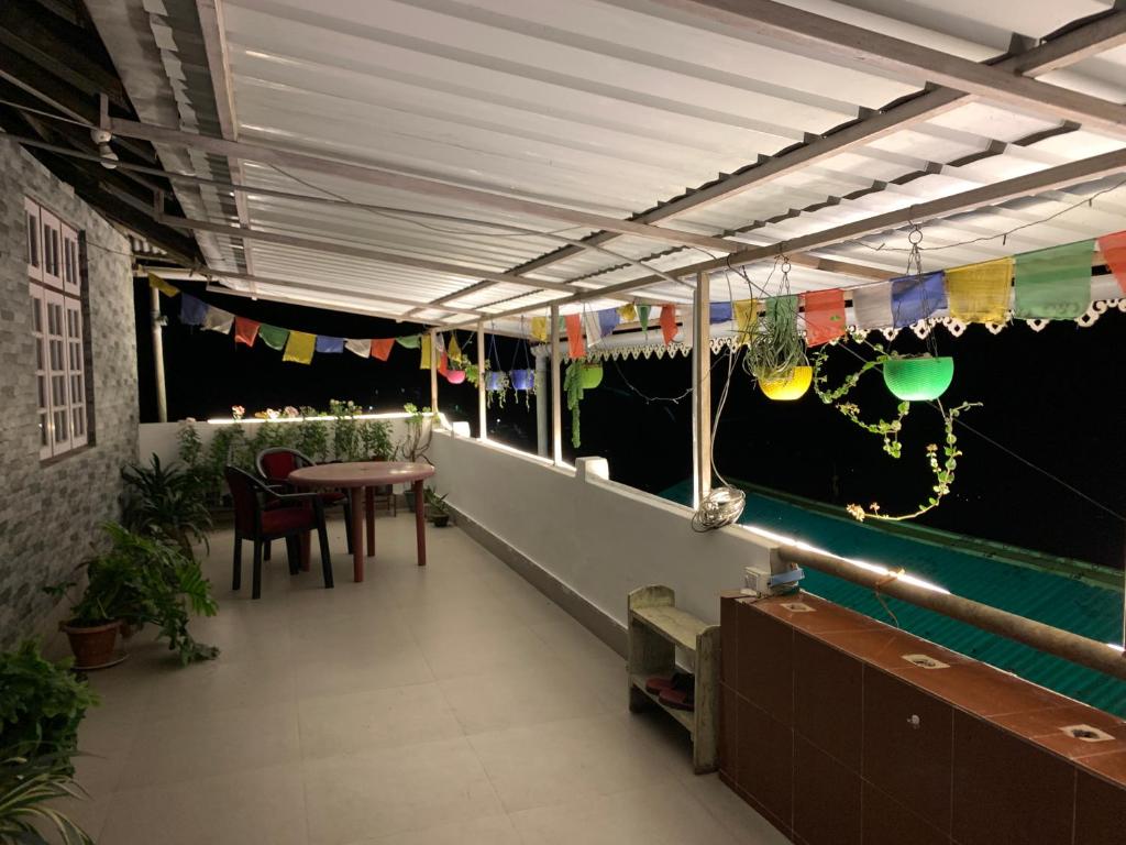 restauracja ze stołem, krzesłami i flagami w obiekcie Solo Stays - Backpacker hostel w mieście Dardżyling