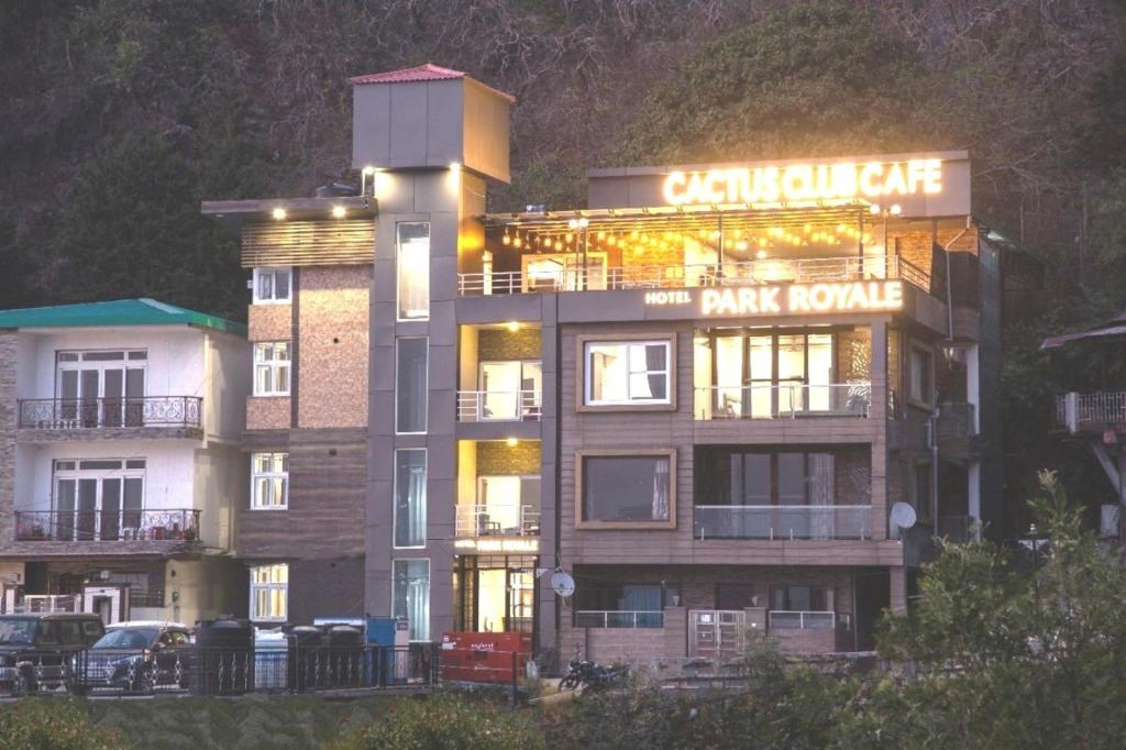 um grande edifício com um letreiro de parkania em Hotel Park Royale Inn em Mussoorie
