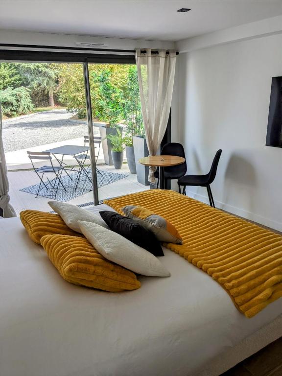 Villa Short Cravate - Maison contemporaine Proche Rennes - Piscine  intérieure 29 degrés, Laillé, France - Booking.com