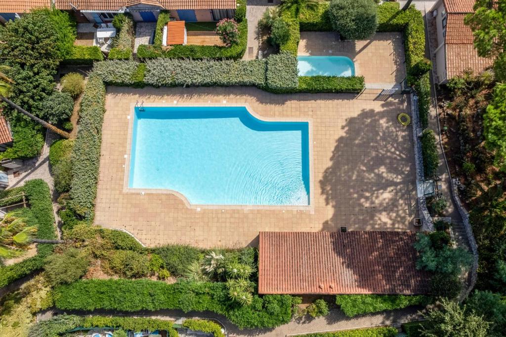 una vista aérea de una piscina en un patio en Le Mazet Carry - Welkeys, en Cogolin