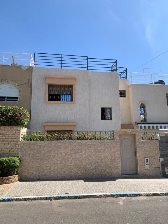 Chic 3 Bed Villa in heart of Agadir في أغادير: منزل بجدار من الطوب ومبنى