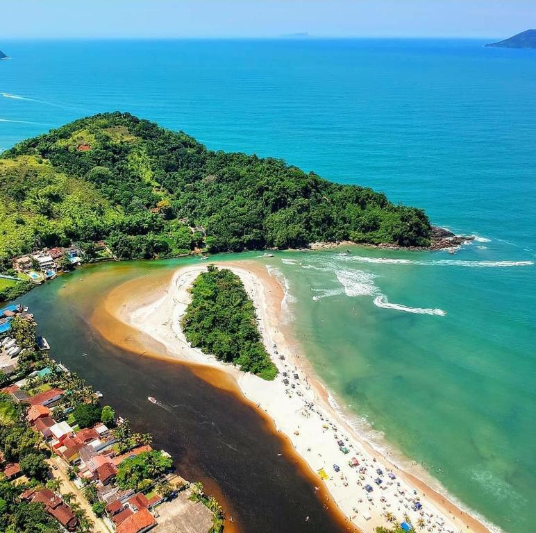 una vista aérea de una playa en el océano en Suítes Km18praia, en Barra do Una