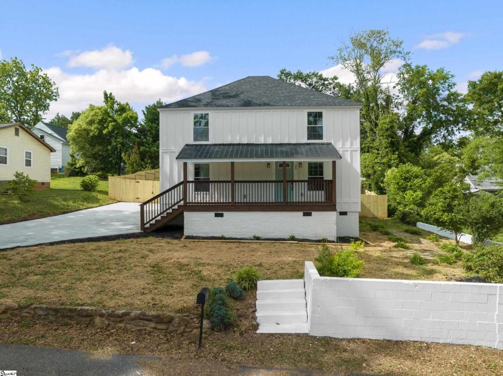 een wit huis met een veranda en een tuin bij 5BR 4B Huge Space with 2 Level Game Barn in Greenville