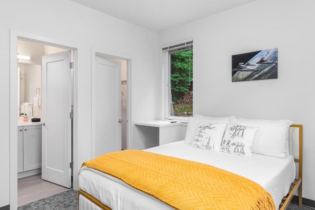 シアトルにあるJabba's Palaceのベッドルーム1室(黄色い毛布付きのベッド1台付)