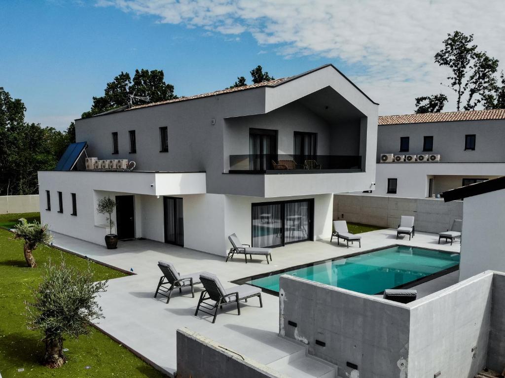 una imagen de una casa con piscina en Villa Istra Relax Smaragd en Rebići
