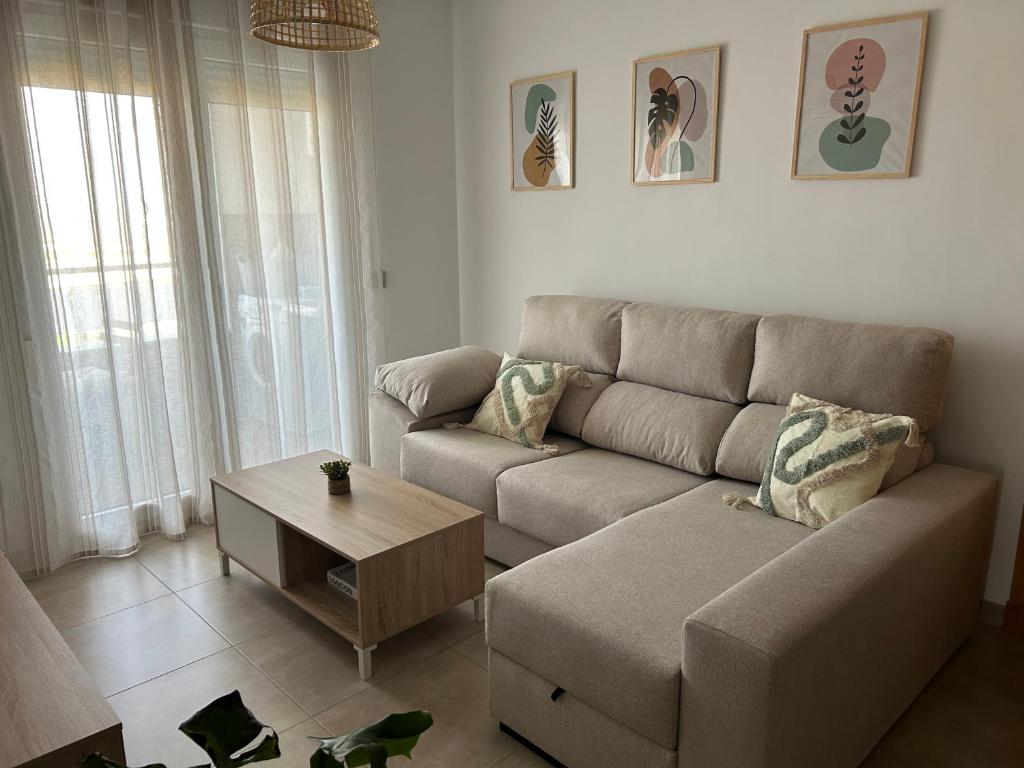 ein Wohnzimmer mit einem Sofa und einem Couchtisch in der Unterkunft Casa Los Caños de Alhama in Alhama de Almería