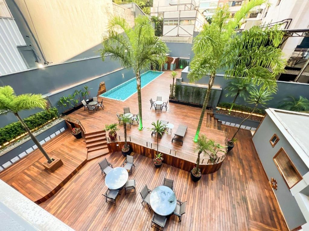 una vista aérea de un edificio con piscina y palmeras en Higienópolis The Standard Residence en São Paulo