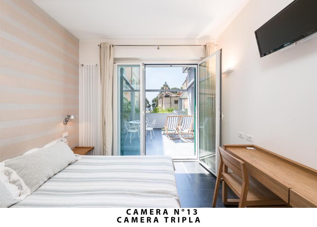 1 dormitorio con 1 cama y balcón en I Tibei Guesthouse Affittacamere, en Monterosso al Mare