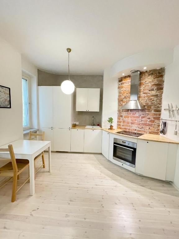 Kuchyň nebo kuchyňský kout v ubytování Kallio Gem: Cozy flat in Helsinki’s Hippest Area