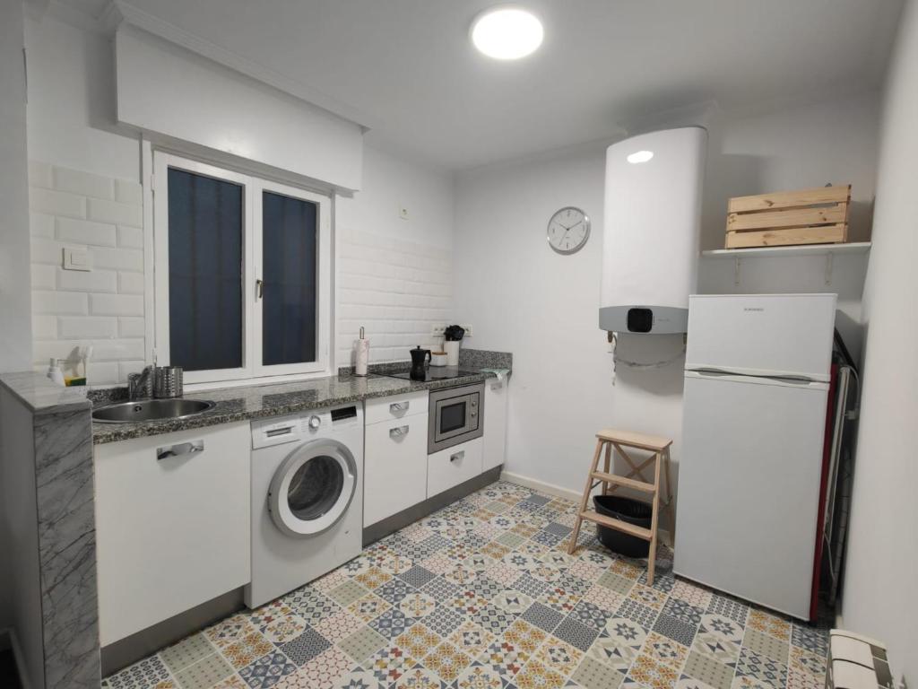 cocina con lavadora, lavadora y secadora en Apartamento Ayuntamiento Los Candiles, en Oviedo