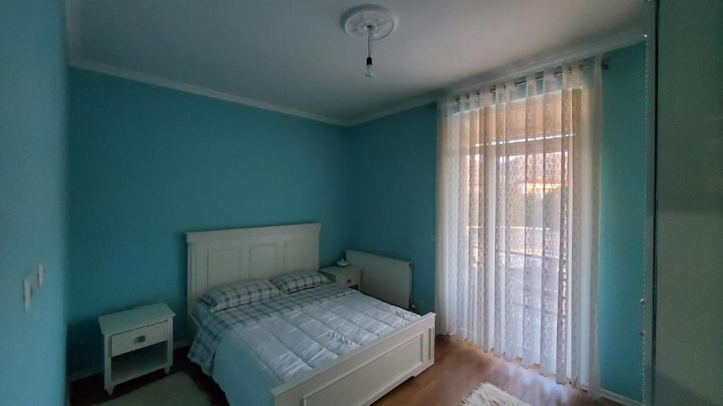 En eller flere senge i et værelse på Sias Apartments Korce