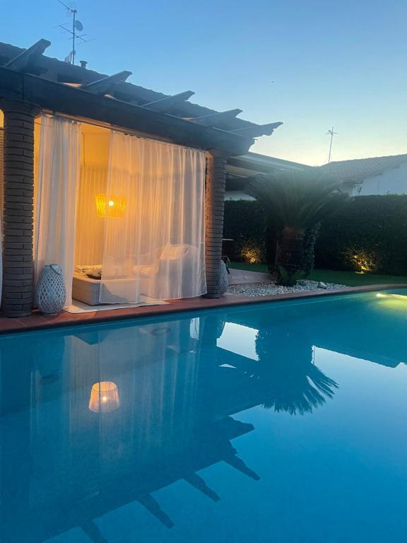 una piscina frente a una casa en Your house by the sea en Marina di Pietrasanta
