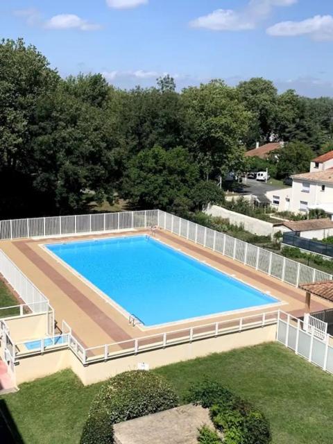 - une vue sur la grande piscine dans l'établissement Pontalife, à Vaux-sur-Mer