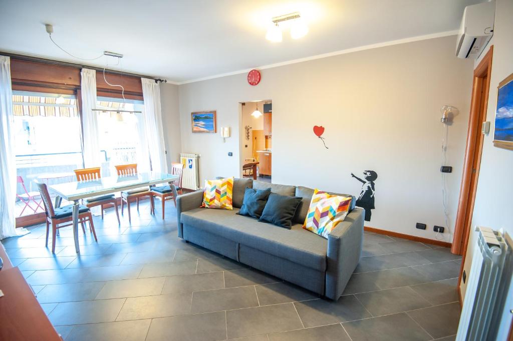 a living room with a couch and a table at monica Casa Vacanza in Busto Arsizio
