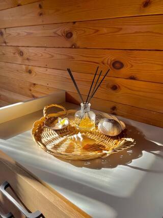 un bol de nourriture sur une table dans l'établissement LES CHALETS DE VANESS' l'Eden, à Digoin