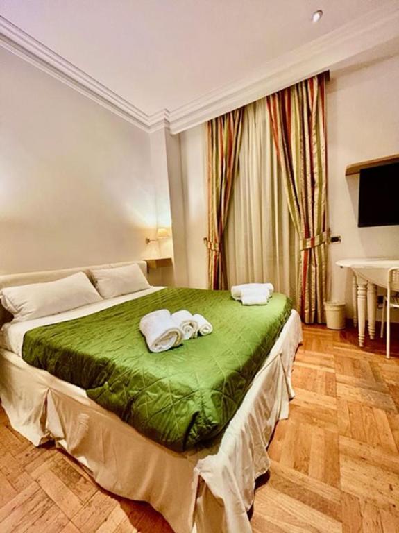 sypialnia z dużym łóżkiem z ręcznikami w obiekcie Auditorium Maxxi luxury suite Roma w Rzymie