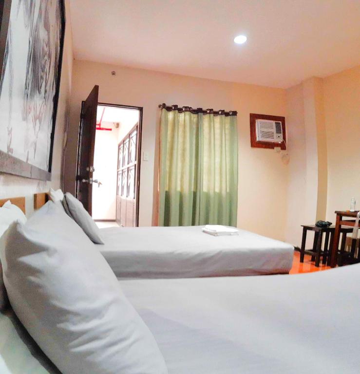 Postel nebo postele na pokoji v ubytování Hotel California Suite