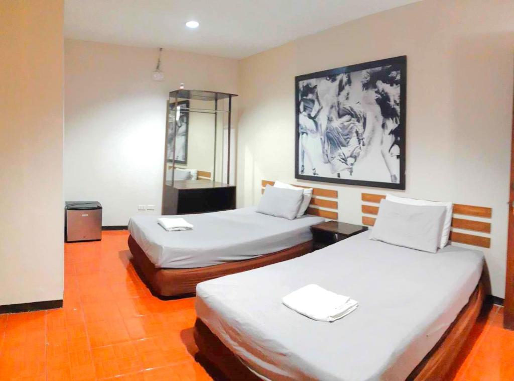Postel nebo postele na pokoji v ubytování Hotel California Suite