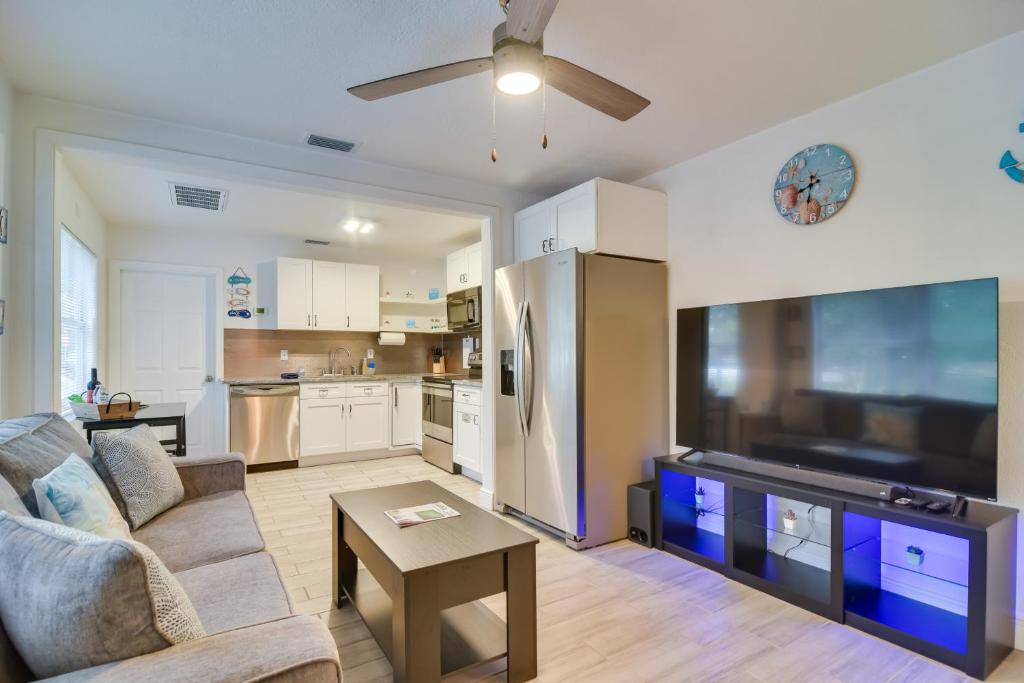 Köök või kööginurk majutusasutuses Walk to Art District and Beach Pet-Friendly Getaway