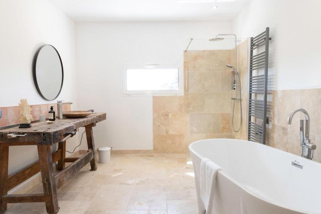 Unique guest room in the heart of Provence 