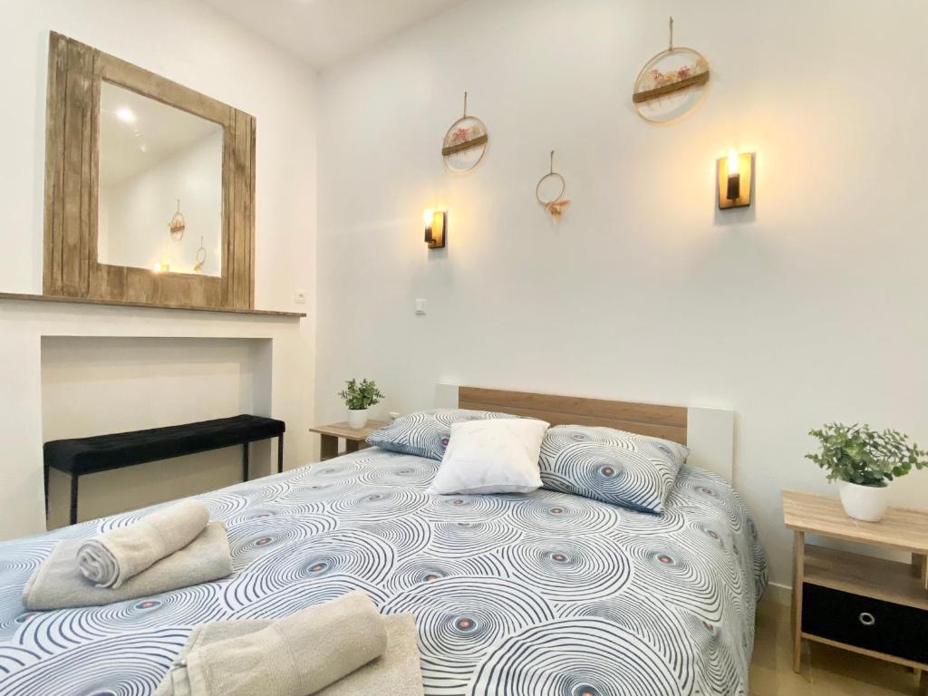 - une chambre avec un lit bleu et blanc et un miroir dans l'établissement Mohd'or 2 - Calais, à Calais