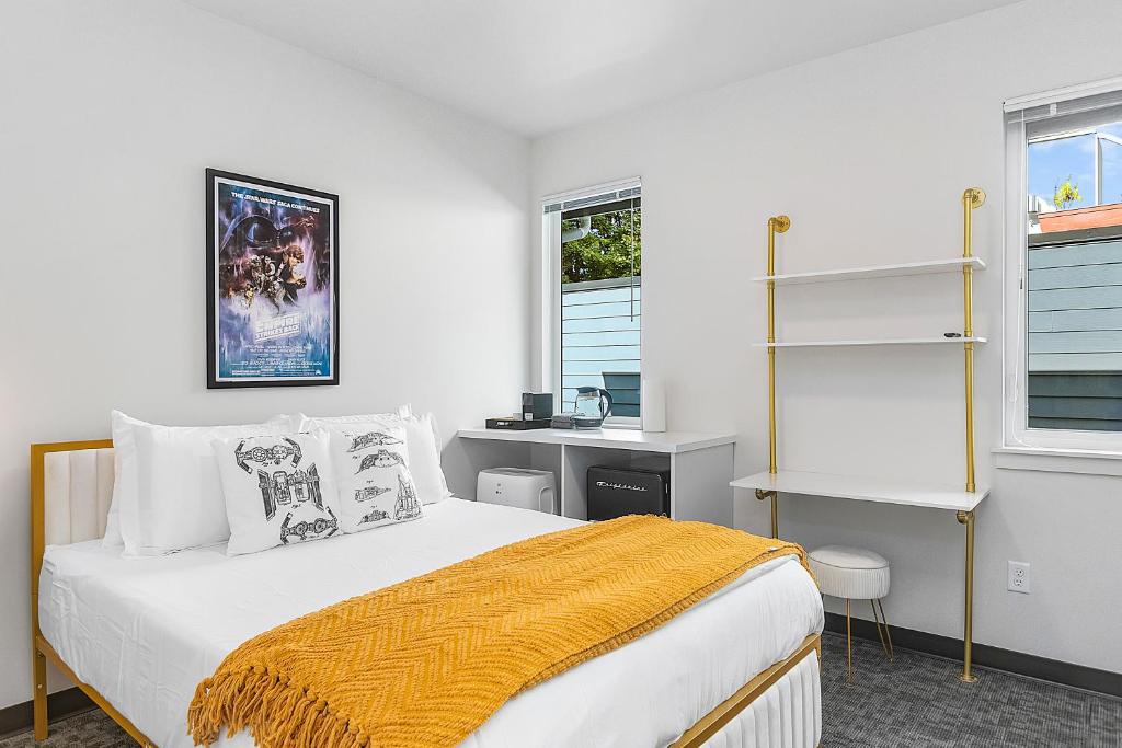 Un dormitorio con una cama con una manta amarilla. en Leia's Rebel Princess Suite, en Seattle