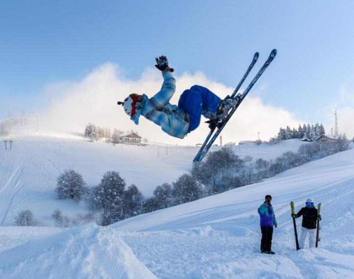 una persona haciendo un truco en esquís en la nieve en The Cottage, en San Maurizio dʼOpaglio