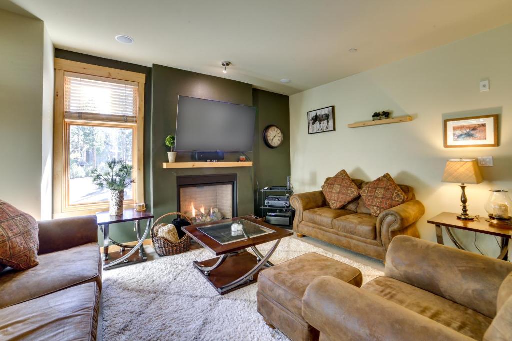 Χώρος καθιστικού στο Mammoth Lakes Condo with Fireplace Near Skiing!