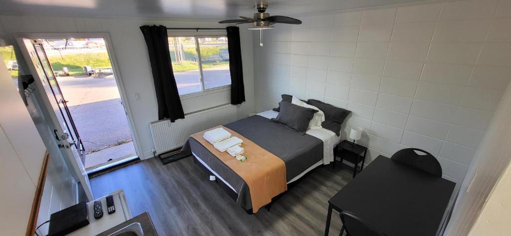 1 dormitorio con cama y ventana en Happyland Inn, en Orillia