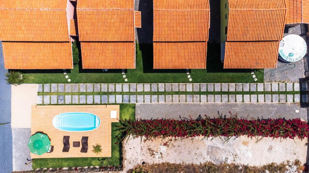 Cette chambre offre une vue sur une maison dotée d'une piscine. dans l'établissement Condomínio aconchegante a 300mt da Praia de Barra Grande, à Barra Grande